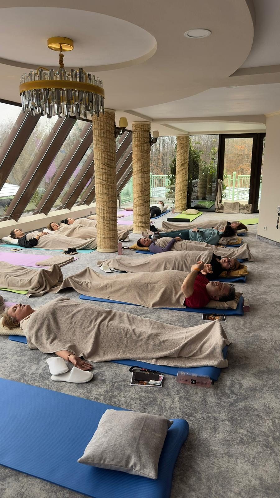 Eine Gruppe kommt bei einer Breathwork-Session zur Ruhe